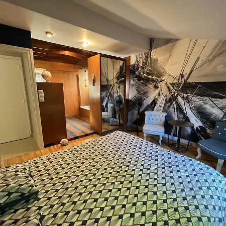 L'escale Au Port Miniature De Saint Savinien