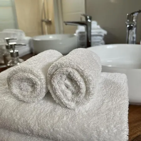 L'escale Au Port Miniature De Saint Savinien Le Mung